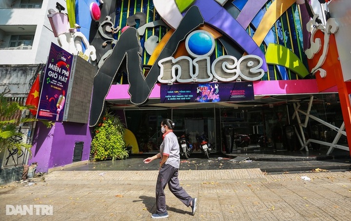 Bars and clubs to continue closing in HCM City - 1