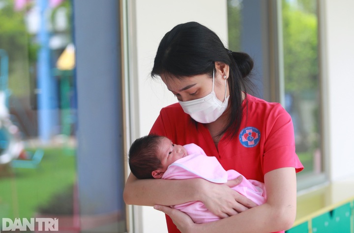Newborns with Covid-19-infected mothers taken care by volunteers in HCM City - 5