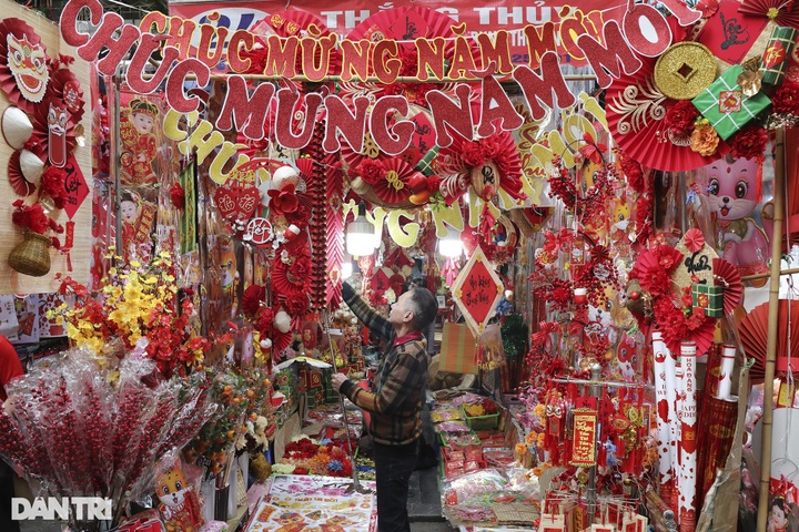 Hanoi flower market bustles as Tet nears - 2 Hanoi flower market bustles as Tet nears - 2