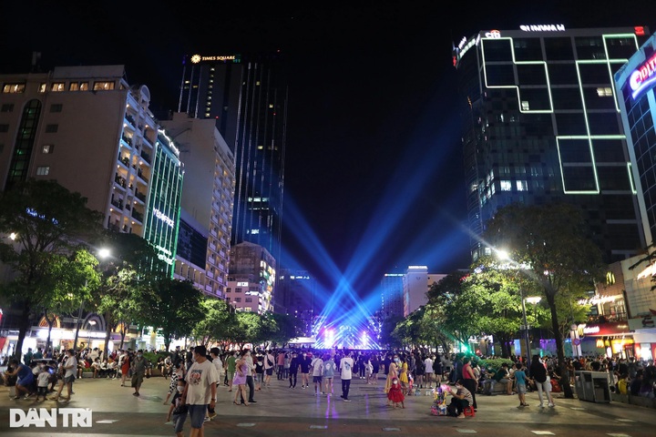 Crowds flock to central HCM City to welcome New Year - 1