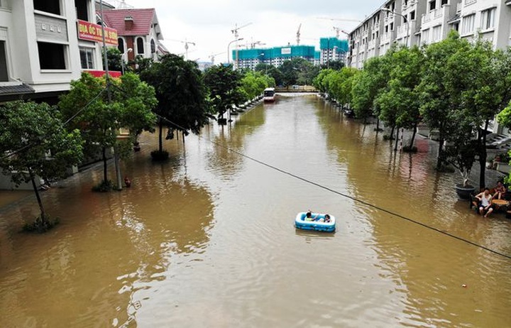 Hanoi urban area submerged after heavy rains - 2 Hanoi urban area submerged after heavy rains - 2