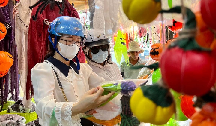 Halloween toys sell well in HCM City - 8