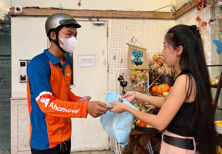 Halloween toys sell well in HCM City - 5