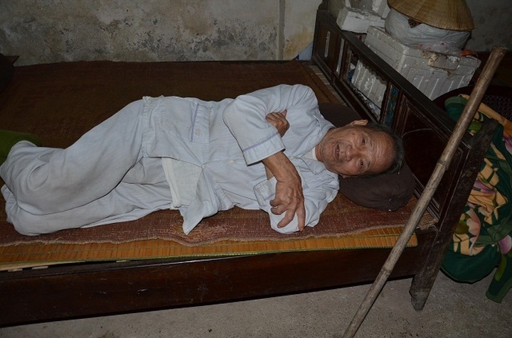 Woman struggles to support family at old age - 2