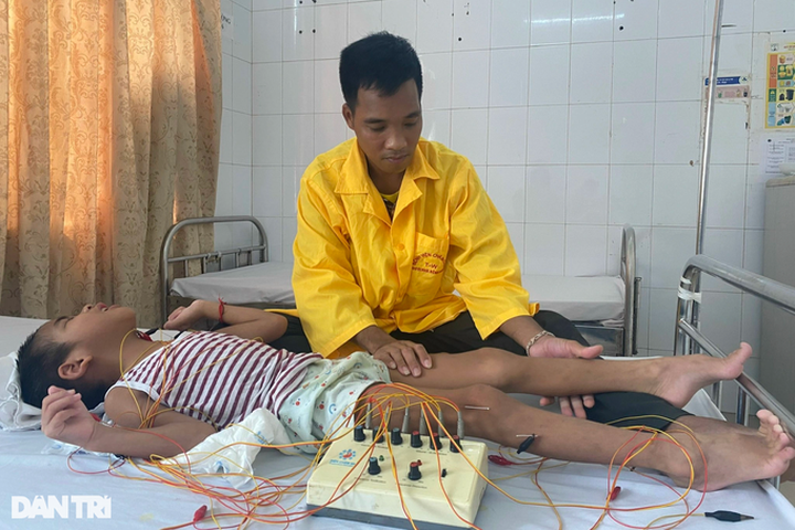 Poor Van Kieu family need financial help to save son - 1