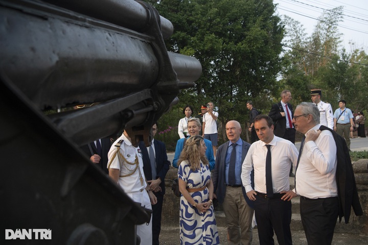 French Defense Minister visits former Dien Bien Phu battlefield - 3