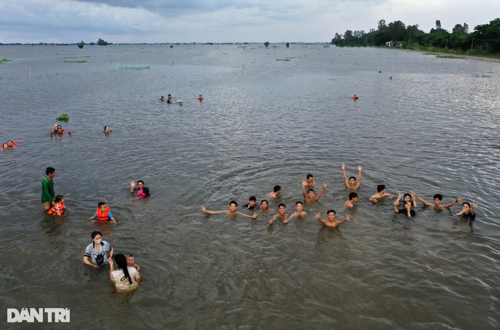 Southwestern people rush to bathe in fields during flood season - 1 Southwestern people rush to bathe in fields during flood season - 1