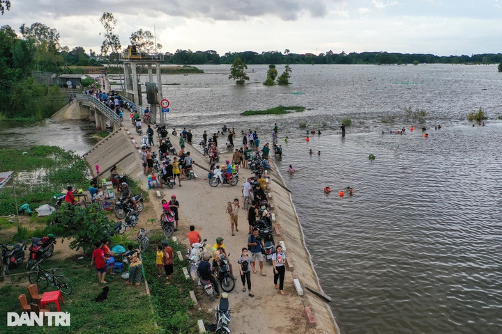 Southwestern people rush to bathe in fields during flood season - 2 Southwestern people rush to bathe in fields during flood season - 2
