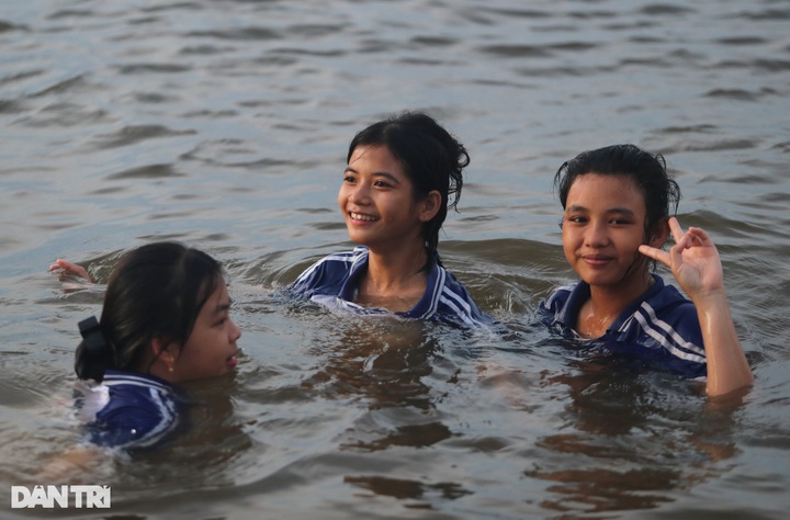 Southwestern people rush to bathe in fields during flood season - 6 Southwestern people rush to bathe in fields during flood season - 6