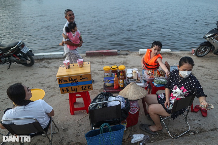 Southwestern people rush to bathe in fields during flood season - 7 Southwestern people rush to bathe in fields during flood season - 7