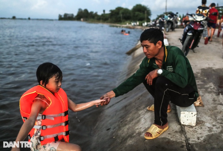 Southwestern people rush to bathe in fields during flood season - 3 Southwestern people rush to bathe in fields during flood season - 3
