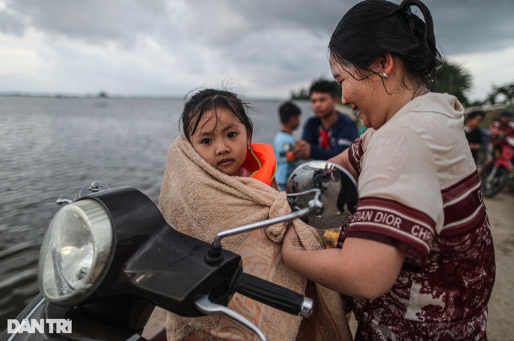 Southwestern people rush to bathe in fields during flood season - 8 Southwestern people rush to bathe in fields during flood season - 8