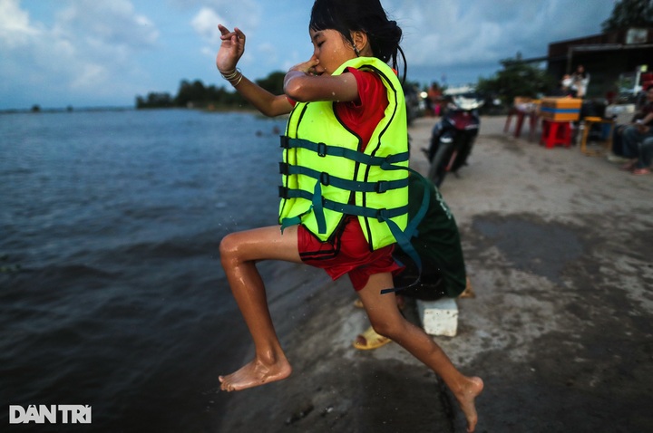 Southwestern people rush to bathe in fields during flood season - 5 Southwestern people rush to bathe in fields during flood season - 5