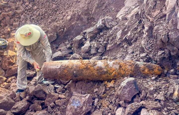 230-kilo bomb found at Quang Tri road project - 1