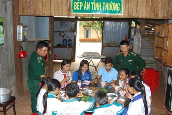 Border guard soldiers help teach students - 1