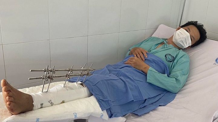 Woman calls for help for injured husband and daughter - 1