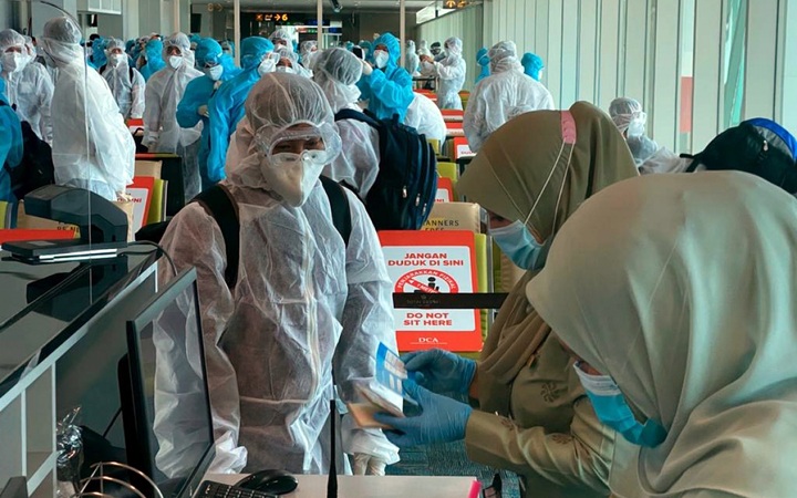 Nearly 240 Vietnamese citizens fly home from Brunei - 1