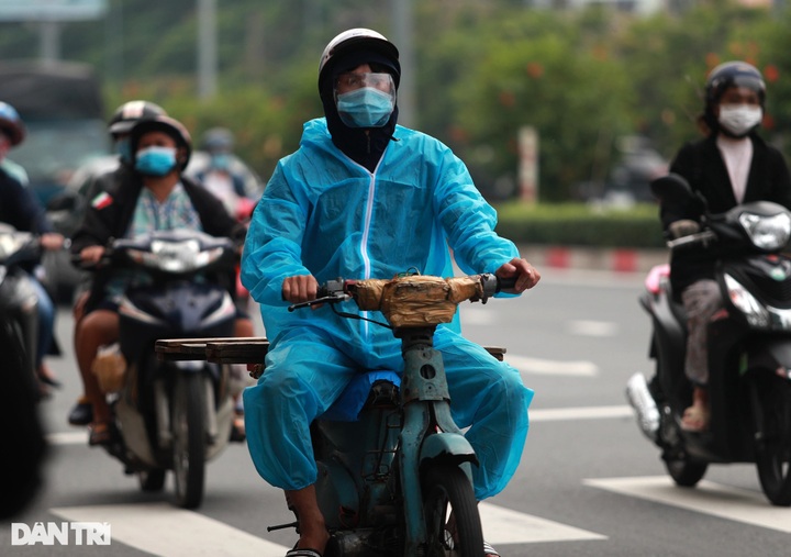 HCM City streets jammed after social distancing loosened - 6