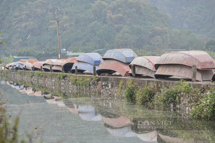 Thousands of boats at Huong Pagoda left idle amid pandemic - 5