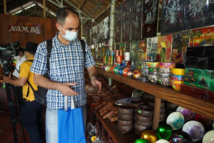 Foreign press and embassy staff enjoy ecological tour in Ben Tre - 5 Foreign press and embassy staff enjoy ecological tour in Ben Tre - 5