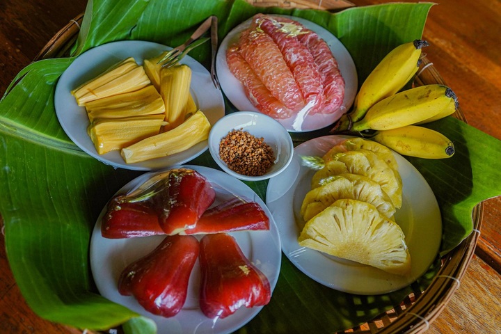 Foreign press and embassy staff enjoy ecological tour in Ben Tre - 7 Foreign press and embassy staff enjoy ecological tour in Ben Tre - 7