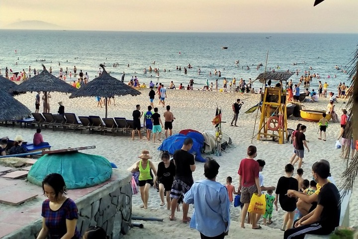 Crowds flock to Hoi An beach, ignoring Covid-19 prevention regulations - 3