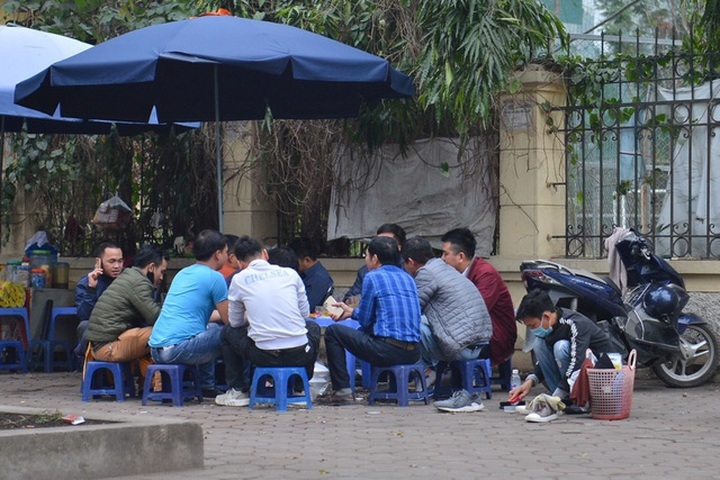 Many Hanoians ignore Covid-19 prevention despite disease spread - 1