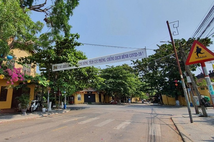 Hoi An to apply social distancing - 1