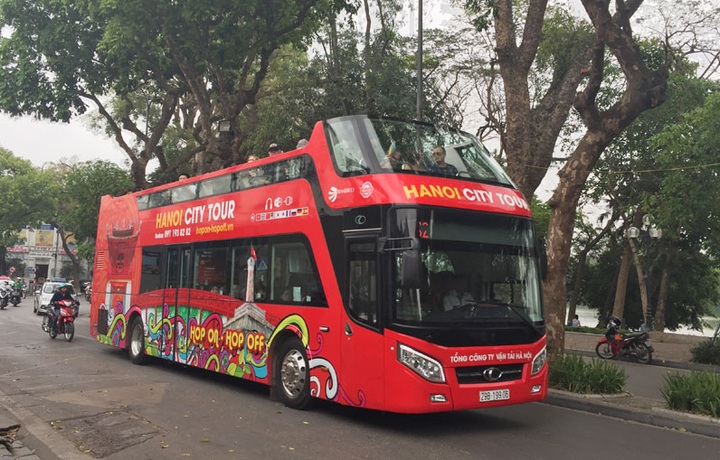 Hanoi adds more stops to double-decker bus tour - 1