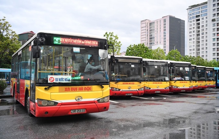 Hanoi to open 28 bus routes this year - 1