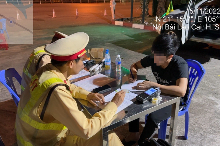 Drivers test positive for drugs on Noi Bai-Lao Cai Expressway - 1