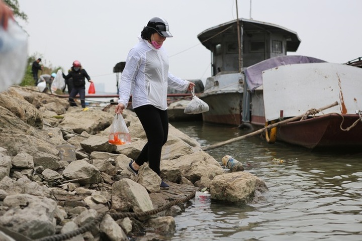 Foreigners keep Hanoi clean during Kitchen Gods' Day - 5 Foreigners keep Hanoi clean during Kitchen Gods' Day - 5