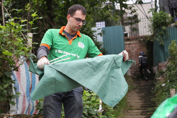 Foreigners keep Hanoi clean during Kitchen Gods' Day - 2 Foreigners keep Hanoi clean during Kitchen Gods' Day - 2