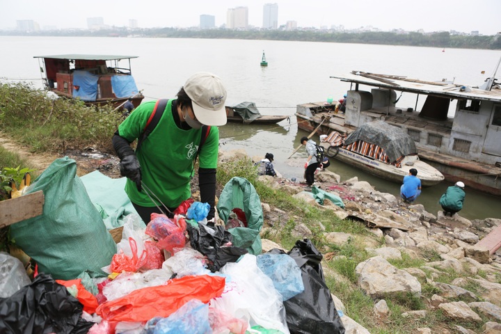Foreigners keep Hanoi clean during Kitchen Gods' Day - 3 Foreigners keep Hanoi clean during Kitchen Gods' Day - 3