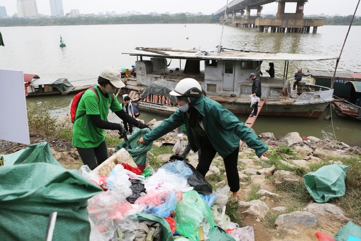 Foreigners keep Hanoi clean during Kitchen Gods' Day - 4 Foreigners keep Hanoi clean during Kitchen Gods' Day - 4