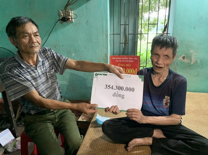 Readers donate VND355m to help blind man and mentally-ill sister - 1 Readers donate VND355m to help blind man and mentally-ill sister - 1