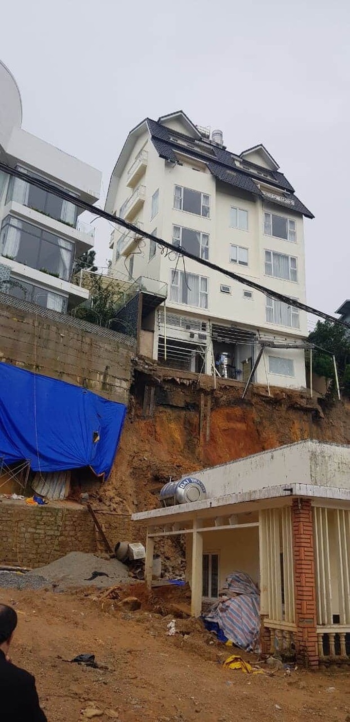 Heavy rain causes severe landslides in Dalat, tourists evacuated - 3
