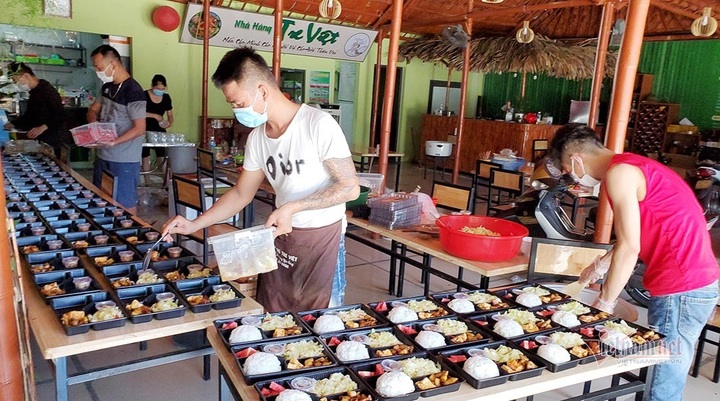 Nghe An restaurant supports frontline workers with everyday meals - 1