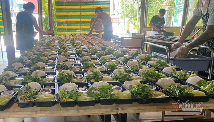 Nghe An restaurant supports frontline workers with everyday meals - 3
