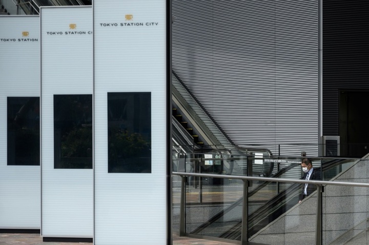 Virus travel bans separate families even as lockdowns ease - 1