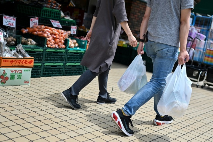 Japan begins charging for plastic bags - 1