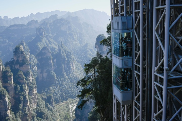 World's highest lift zips tourists up China's 'Avatar' cliff - 1