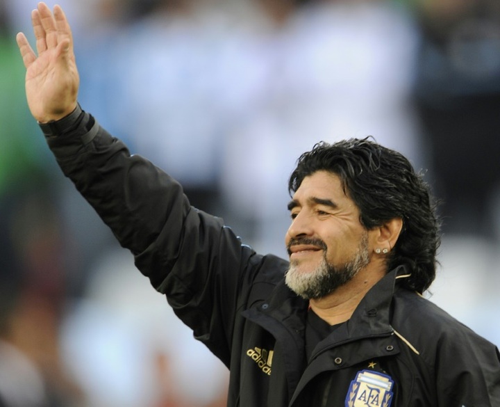 Death of 'eternal' Maradona plunges football world into mourning - 1