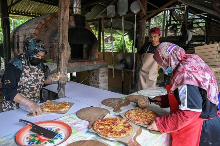 Pandemic pizza: Malaysian family cooks up solution to virus woes - 1