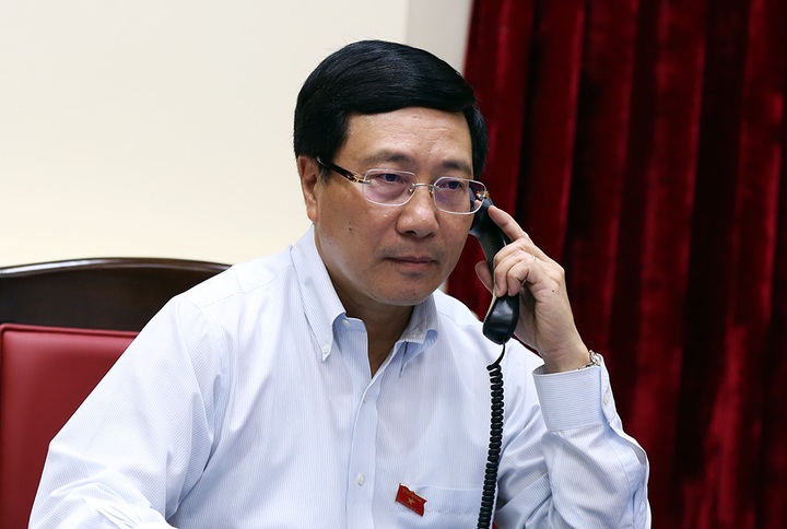 Deputy PM, FM Minh holds phone talks with Singaporean FM - 1
