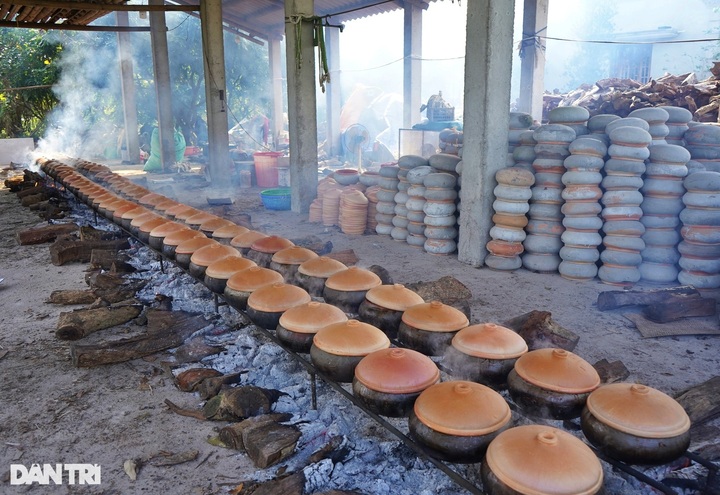 Ha Nam villagers busy preparing braised fish for Tet - 6