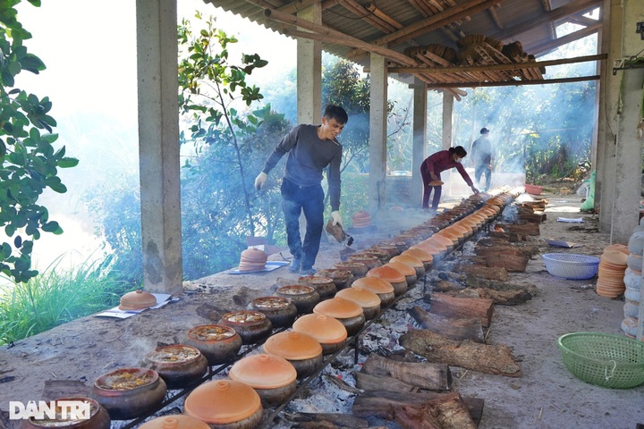 Ha Nam villagers busy preparing braised fish for Tet - 5