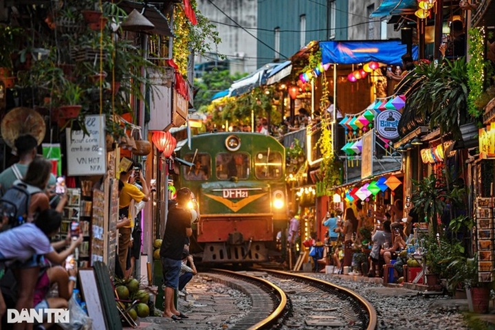 German players visit the banned Hanoi rail track area - 2