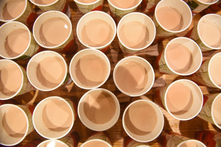 Hanoi shop donates coffee to hospital - 3