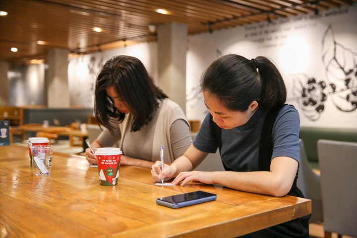 Hanoi shop donates coffee to hospital - 2